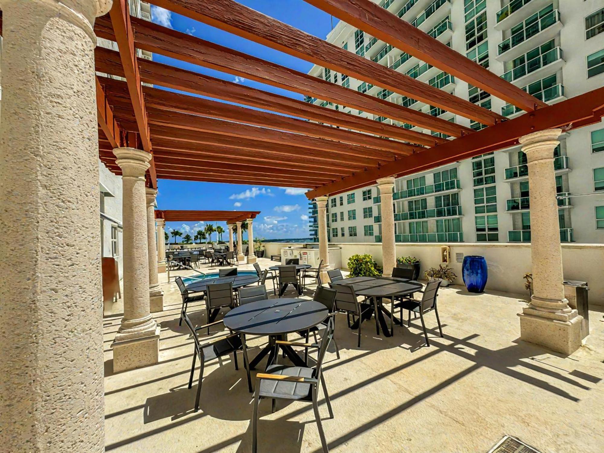 Elegant Centric Vibrant Pool Jacuzzi Free Parking Apartment Miami Bagian luar foto