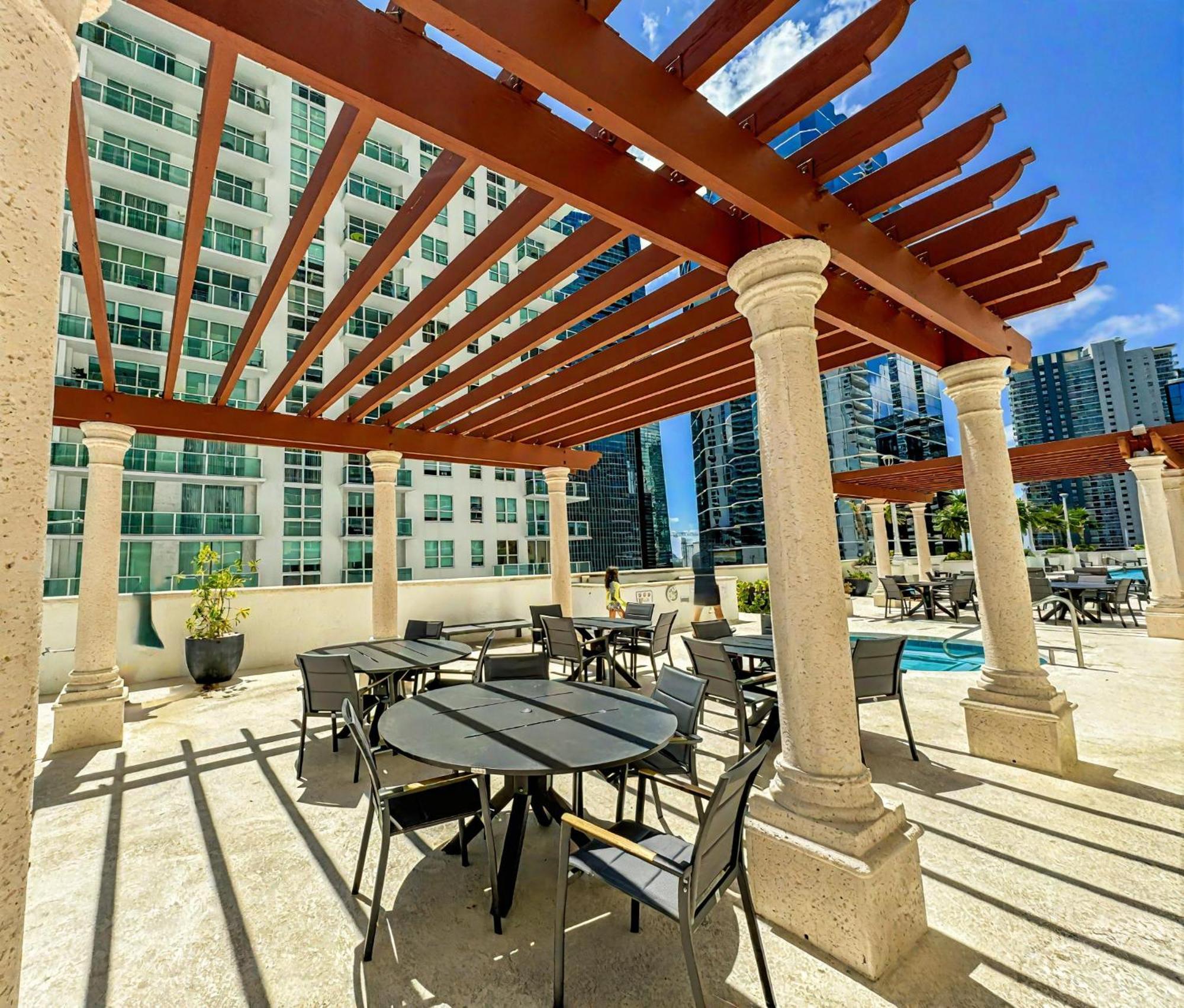 Elegant Centric Vibrant Pool Jacuzzi Free Parking Apartment Miami Bagian luar foto