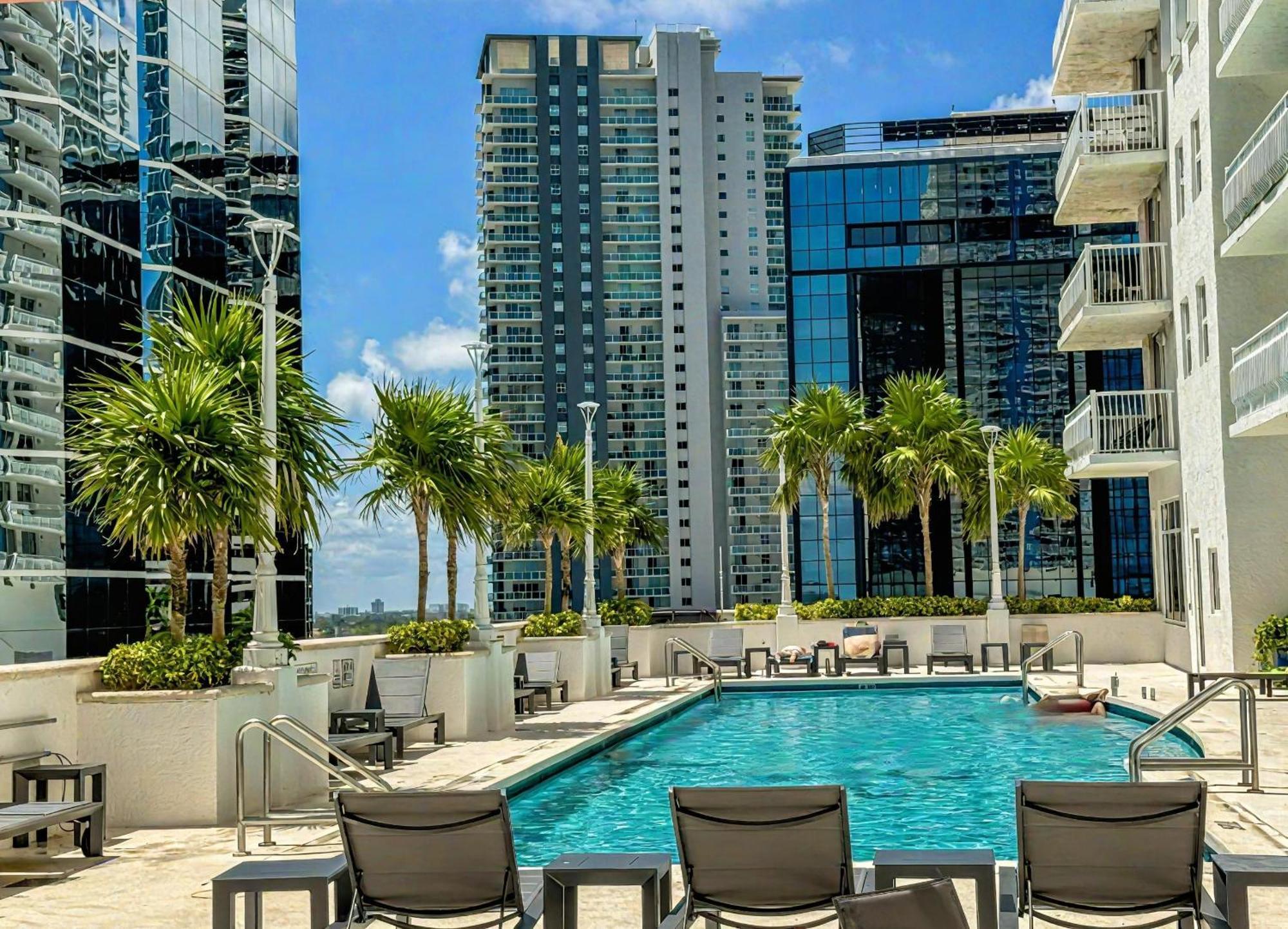 Elegant Centric Vibrant Pool Jacuzzi Free Parking Apartment Miami Bagian luar foto